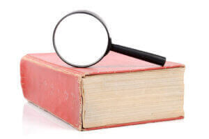 Image du livre rouge à la loupe